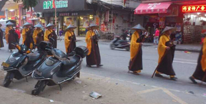 千僧斋会游街吸引信宜市民目光 千僧斋会游街吸引信宜市民目光